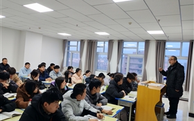 校長(zhǎng)李海軍深入聯(lián)系班級(jí)、宿舍、課堂與學(xué)生談?chuàng)?dāng)、話成長(zhǎng)